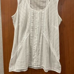 🌿3/$18 Eddie Bauer eyelet and lace white tank top.